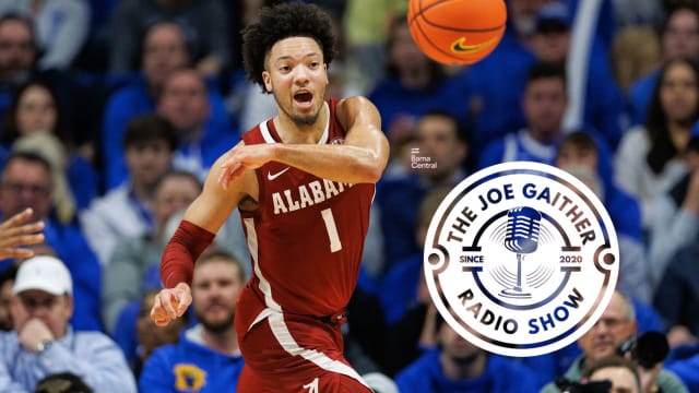 Feb 24, 2024; Lexington, Kentucky, USA; Alabama Crimson Tide guard Mark Sears (1) passes the ball during the second half against the Kentucky Wildcats at Rupp Arena at Central Bank Center. Mandatory Credit: Jordan Prather-USA TODAY Sports